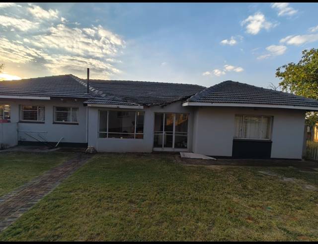 4 BEDROOM HOUSE FOR SALE IN PROTEA PARK